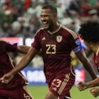 Salomón Rondón (c) celebra uno de los goles con la selección de Venezuela