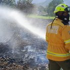 Bomberos combaten incendios forestales en Esmeraldas.