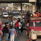 Guayaquileños han tenido que viajar ‘a como pinte’ por la paralización, sin medir los peligros como ir ‘apilados’ sobre baldes de camionetas.
