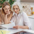 Según expertos, los adultos mayores se resisten a las cuentas de ahorros.