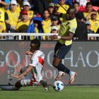 Enner Valencia (d) de Ecuador disputa un balón con Marcos López de Perú este martes, en un partido de las eliminatorias sudamericanas para el Mundial de 2026 entre Ecuador y Perú en el estadio Rodrigo Paz Delgado en Quito (Ecuador).