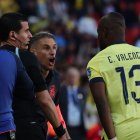 Sebastián Beccacece y Enner Valencia, en el triunfo ante Perú.