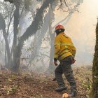 Bomberos combaten el incendio de Sigchos.