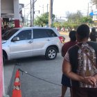 Un auto fue atacado a balas en pleno centro de Esmeraldas.