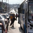 En la Entrada de la 8, al noroeste de Guayaquil, la mañana de ayer los ciudadanos debían esperar mucho tiempo la llegada de un bus.