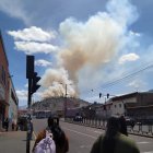 El fuego se expande desde la zona sur de El Panecillo, Centro Histórico de la capital.