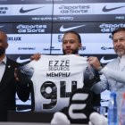AME8786. SAO PAULO (BRASIL), 12/09/2024.- El futbolista neerlandés Memphis Depay (c), sostiene la camisa del Corinthians durante su presentación como nuevo jugador del club acompañado del presidente del Corinthians Augusto Melo (d) y el manager Fabio Soldado (i), durante una rueda de prensa este jueves en el estadio Neo Química Arena, sede del club Corinthians en Sao Paulo (Brasil). Depay fue recibido como una estrella en el aeropuerto internacional de Guarulhos, en São Paulo, por la afición del Corinthians, en un momento en que el equipo lucha por no descender a segunda división. EFE/ Sebastião Moreira