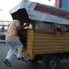 Las personas, por desesperación, se treparon en todo tipo de vehículos durante la paralización.