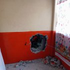 Por este hueco en la pared ingresaron al edificio del banco en Vinces.