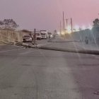 Un poste tumbado sería la razón del corte de luz en zonas del sur de Guayaquil.