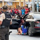 La víctima fue asesinada cuando su esposa estaba comprando.