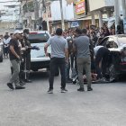 Las parientes del afectado se abalanzaron afuera del vehículo luego de perpetrado el atentado en el barrio Jocay.