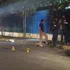 Agentes de Criminalística recogen indicios en el barrio 8 de enero.