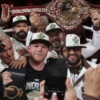 El mexicano Saúl 'Canelo' Alvarez (c-i) celebra tras vencer la noche del sábado, por decisión unánime, al puertorriqueño Édgar Berlanga en el pabellón T-Mobile Arena de Las Vegas (Estados Unidos).