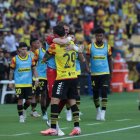 La foto del partido Octavio Rivero abraza a Javier Burrai en el festejo del primer gol.