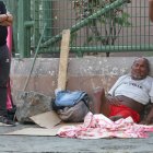 Caín, como lo conocen, se mantiene en una acera acostado sobre un cartón.