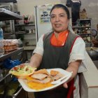 La caserita es la cuarta generación en su familia en ofrecer hornado.