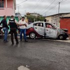 Moradores vivieron momentos de tensión por el carro incendiado.