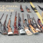 Varias de las armas que fueron incautadas durante los operativos.