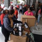 En uno de los locales que distribuyen los focos recargables hacían fila para comprar alguno.