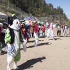 Los disfrazados ingresaron a la cancha en la previa de la final del torneo.