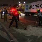 En el Puente de la Unidad Nacional, el Cuerpo de Bomberos hace limpieza de aceite derramado en la vía.