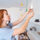 Priorizar la utilización de bombillas LED no solo reduce el consumo energético sino que también ofrece una alternativa más duradera.