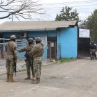 La presencia de militares ha evitado que existan riñas y crímenes entre privados de libertad, pero bandas criminales aún controlan los pabellones.