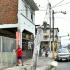 Moradores piden que los encargados puedan arreglar o retirar el poste.