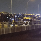 Agentes de la Policía Nacional se encuentran en el Puente de la Unidad Nacional.