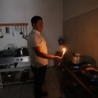 La gente ha optado por comprar velas a fin de combatir los apagones más prolongados.