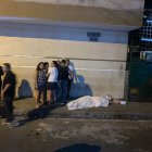 El cuerpo quedó tendido en la vereda tras el hecho.