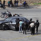 Un vehículo de alta gama quedó destruido tras el enfrentamiento.