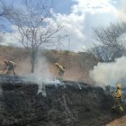 Bomberos tratan de apagar las llamas en Vilcabamba.