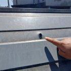 Los tiros perforaron hasta los tachos de basura en la calle Toacazo, en La Gatazo, sur de Quito.