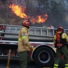 El incendio impide la circulación vehicular en esta zona de la avenida Simón Bolívar.
