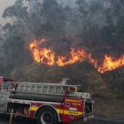Las llamas no cesan pese al esfuerzo del Cuerpo de Bomberos de Quito.