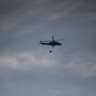 El incendio es combatido por los bomberos de Quito. Las llamas se propagan por el viento.