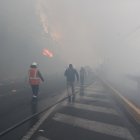 Bomberos de Quito tratan de contener el avance de las llamas en la capital.