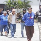 Dos de los detenidos registran antecedentes penales, según la información policial proporcionada.