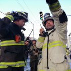 El mayor Reinaldo Carbo (derecha) coordina la respuesta ante una emergencia.