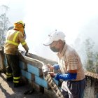En Guápulo, los vecinos ayudaron a sostener las mangueras para los bomberos.