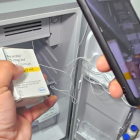 Técnico del Arcsa toma información de uno de los lotes del medicamento