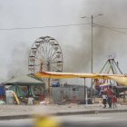 A lo lejos se veía el humo en el cielo en un parque de diversiones, aunque este no se incendió.