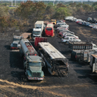 El incendio afectó un lote de vehículos en el Parque Samanes.