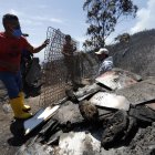 Vecinos y familiares ayudan a limpiar los escombros de la casa de la familia Usamá.