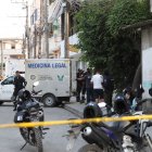 Personal de Criminalística llegó al lugar para hacer el levantamiento de los cadáveres.