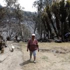 María Morales vive en Pacaypamba y su casa estuvo a punto de ser consumida por el fuego.