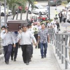 Allegados de la funcionaria acompañaron su féretro desde la sala de velación hasta el camposanto.