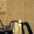 No queda más opción que recurrir a velas en la oscuridad por los cortes de luz.